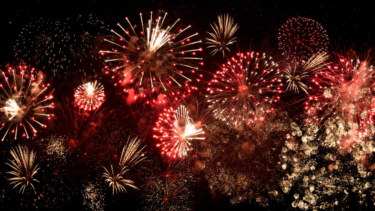 Bucureștiul acoperit de „nor toxic” după focurile de artificii. În unele cartiere PM2.5 a urcat la niveluri record