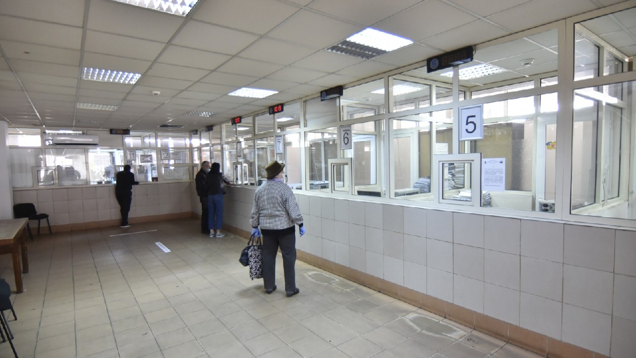 Taxele și impozitele le dau mari bătăi de cap românilor. La Slatina, ghișeele s-au deschis de doar câteva zile: „Gunoi de-ți vine să-l mănânci decât să-l arunci, la cât costă, să nu mai vorbim de apă, că mai bine bei whisky”