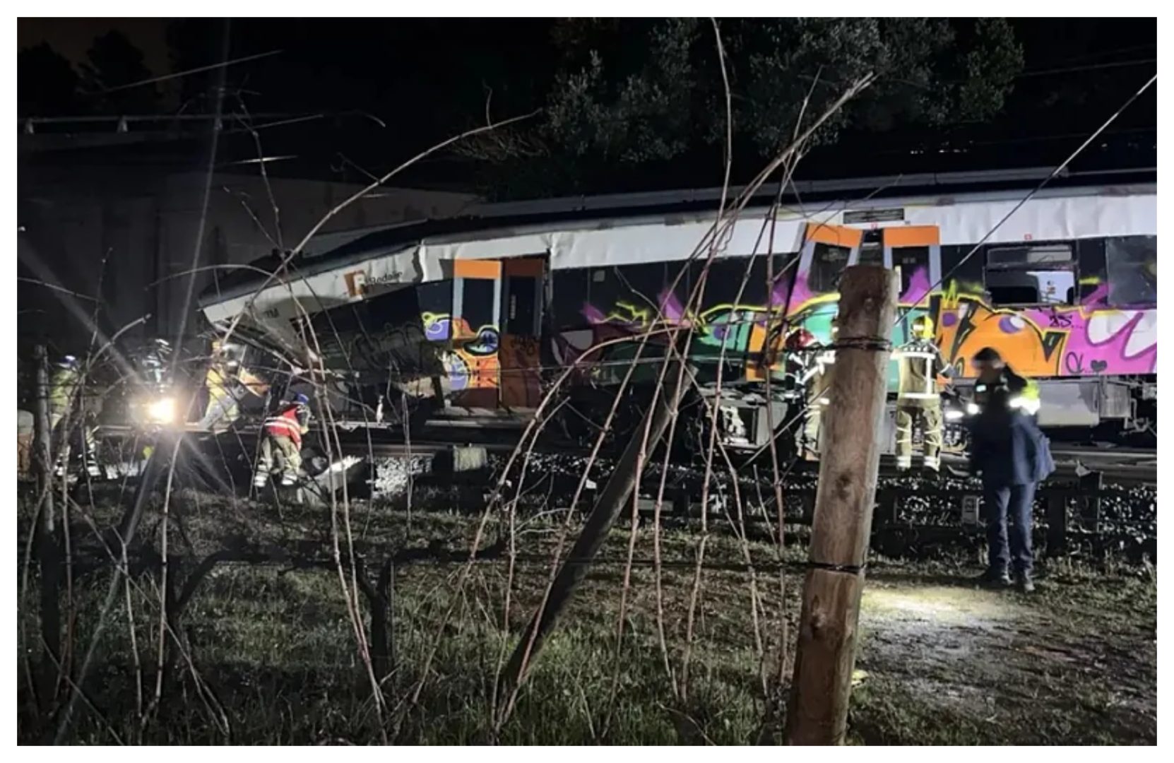 Un alt accident ferovoiar în Spania, un tren a lovit un zid prăbuşit peste şine, la Barcelona