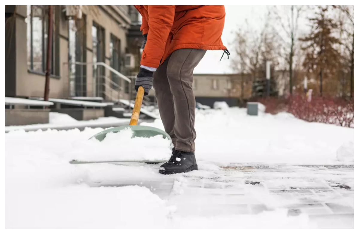 Amenzi uriaşe pentru necurăţarea trotuarelor. Costuri suplimentare dacă un pieton şi-a luxat piciorul lângă casa/blocul tău