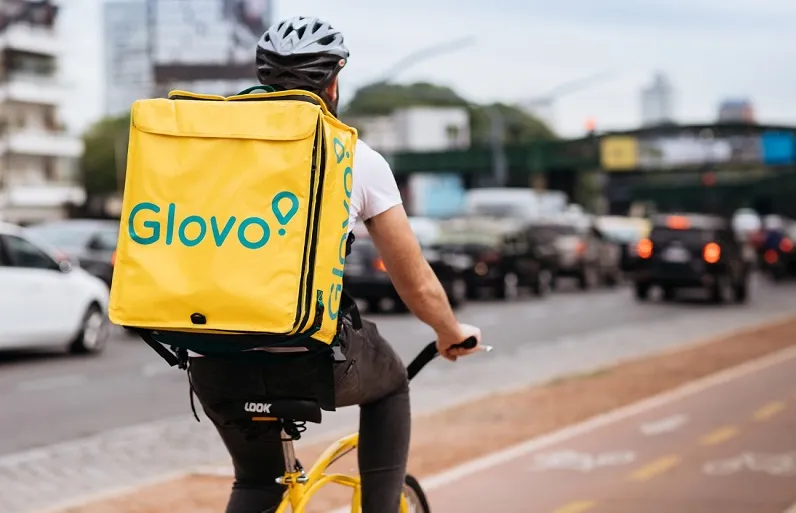 Cât câștigă un curier Glovo în 2026: Iată cât încasează lunar, în funcție de orele lucrate