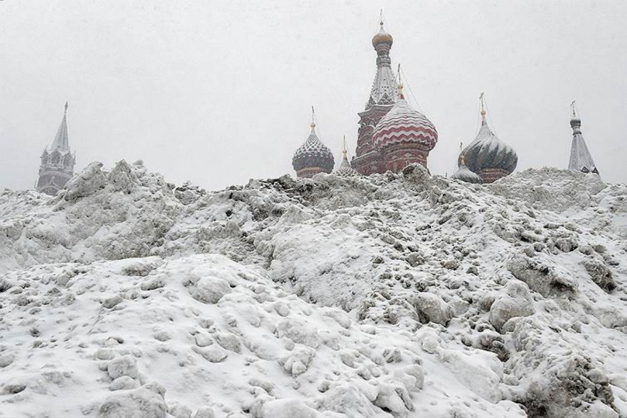 VIDEO Moscova este îngropată în zăpadă. Nămeți uriași, ger, drumuri închise și zboruri anulate VIDEO