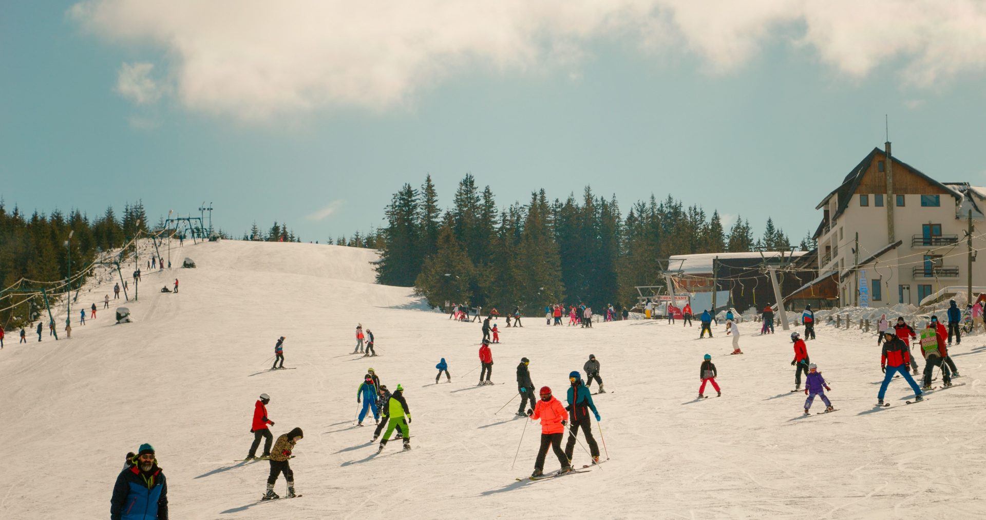 Sezonul de schi 2026: Stațiunile mici încep să atragă turiștii care vor să evite aglomerația din Poiana Brașov și de pe Valea Prahovei