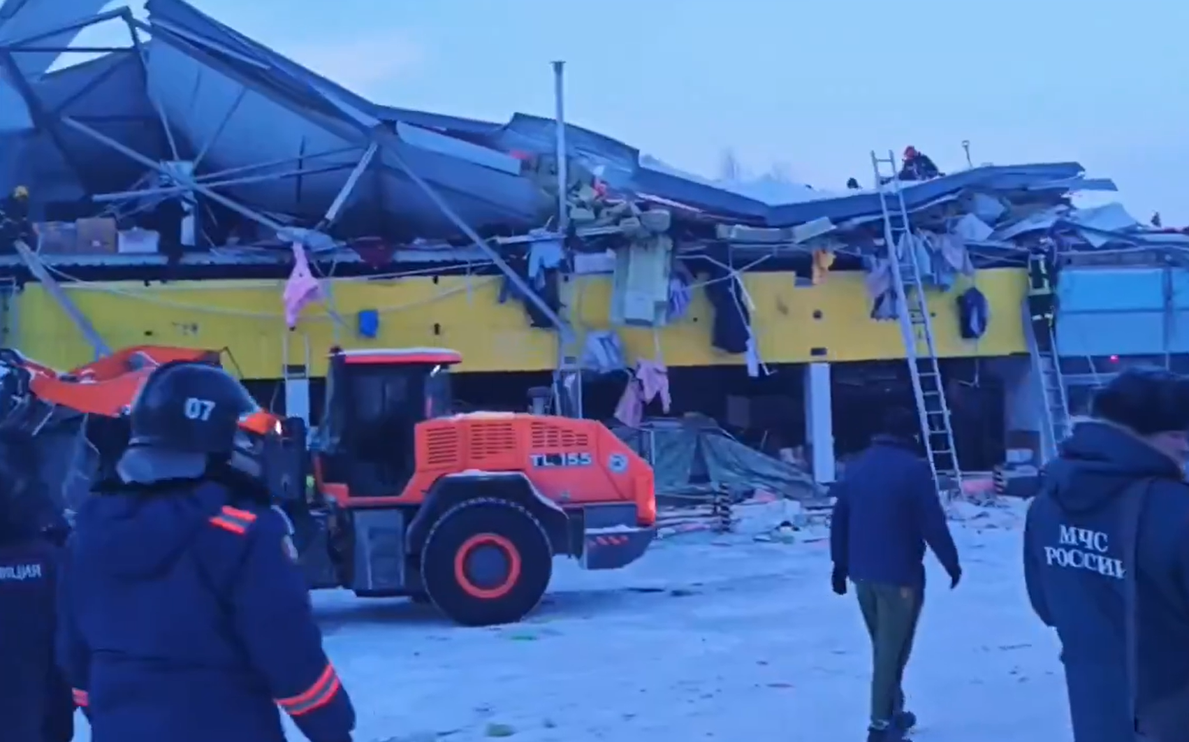 Mall prăbuşit din cauza zăpezii. Martorii oculari povestesc îngroziţi: „S-a auzit o bubuitură, totul a durat 10 secunde” VIDEO