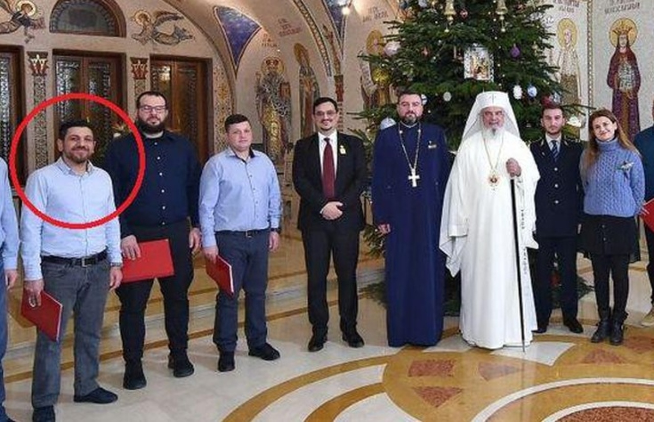 Doamne sfinte! Turcul evadat se poza alături de patriarhul Daniel, într-un cor de colindători, pe când încă era în regim închis! Un român de rând, fără cazier, nu reușește asta la fel de ușor!
