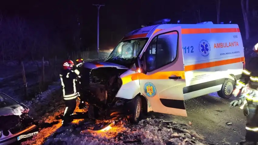Trei răniți după un accident între o ambulanță și o mașină în Caraș-Severin