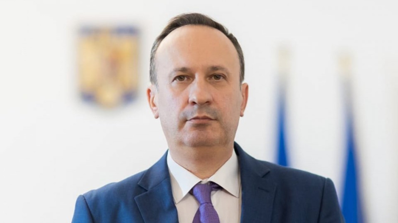 Adrian Câciu acuză Guvernul Bolojan de naționalizarea veniturilor: „Deficitul nu scade daca iei banii la centru. Doar îi treci dintr-un buzunar în altul”