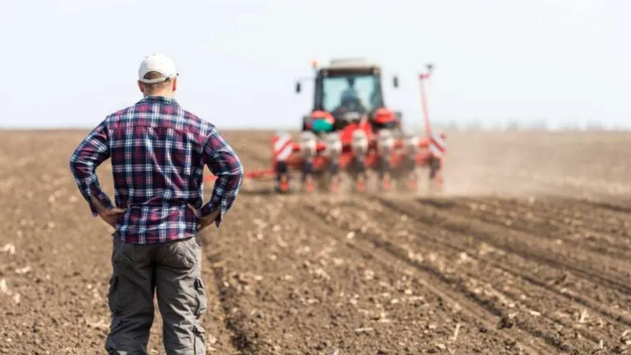 Noi taxe de la 1 ianuarie 2027 pentru agricultorii români. Nu vor mai fi scutiți de impozite pentru sere, solarii sau silozuri