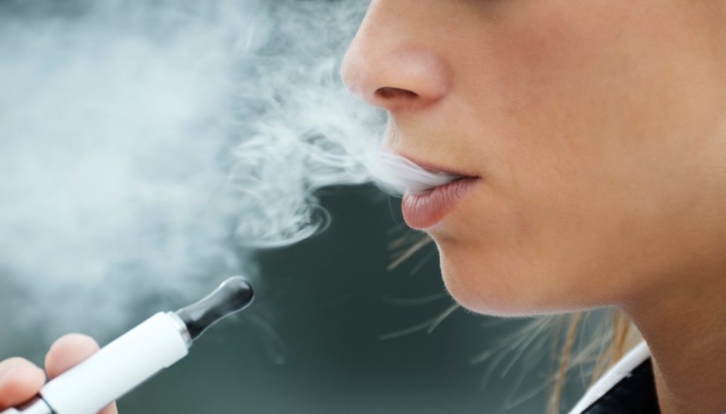 Ce amendă primeşti dacă fumezi în spaţii închise. S-a schimbat legea!