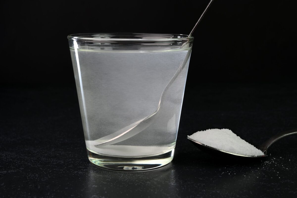 Metoda prin care poți verifica „energia casei”. Ai nevoie doar de un pahar cu apă și puțină sare