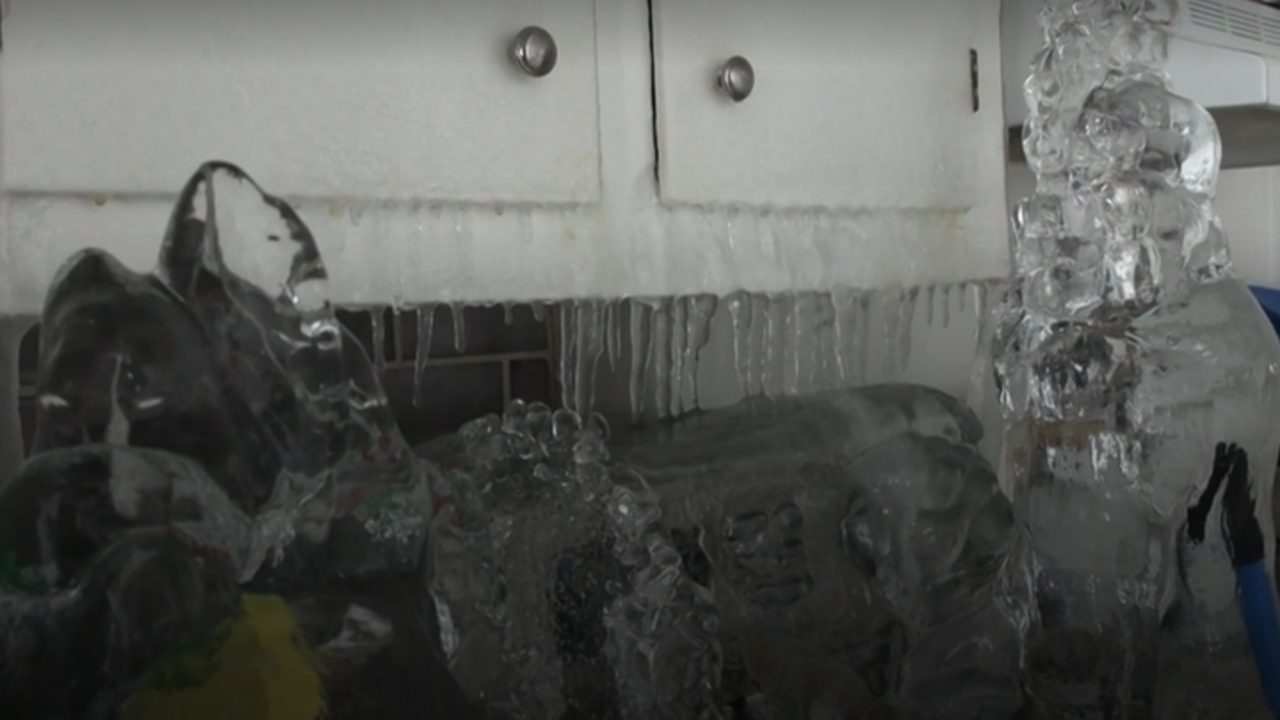 Un apartament s-a transformat într-un „tărâm de gheață” după ce chiriașul a oprit încălzirea pentru a economisi bani. Descoperirea făcută de proprietar. FOTO