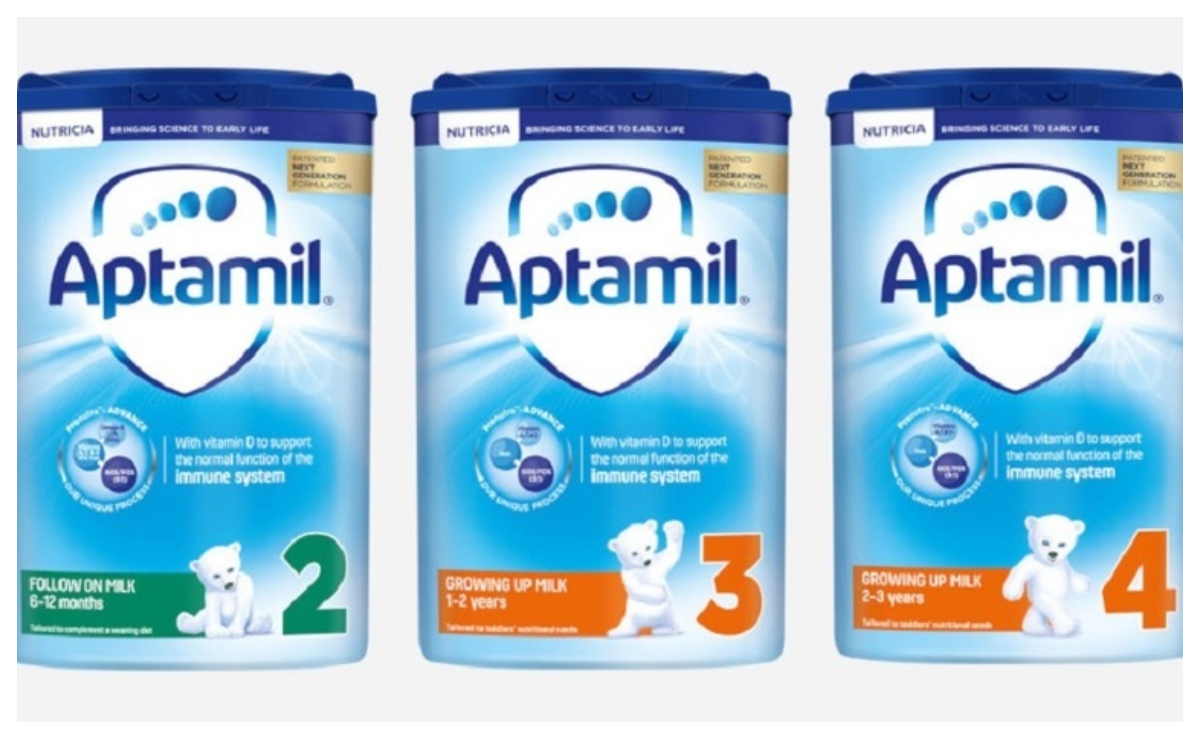 Alertă în supermarketuri. Danone a retras trei loturi de lapte praf Aptamil din cauza unei posibile contaminări cu o toxină periculoasă