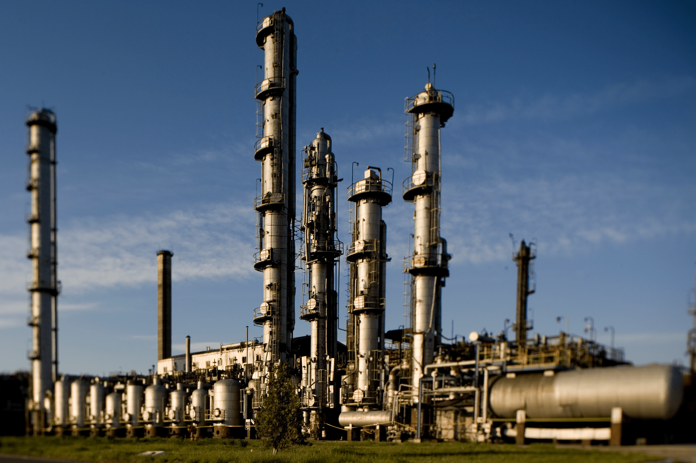 Una dintre cele mai mari platforme petrochimice din România, aflată de șapte ani în faliment, a fost cumpărată de mai multe companii