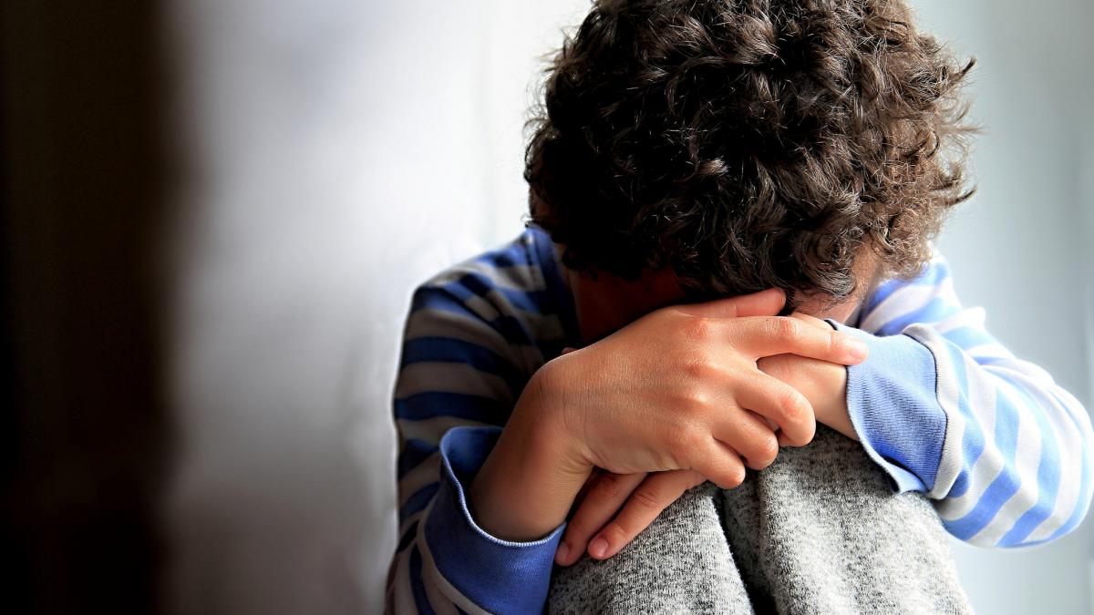 Măsurile de austeritate au adus familiile din România să supravieţuiască cu jumătate din venitul necesar unui trai decent. „Trăim din bursele copiilor!”