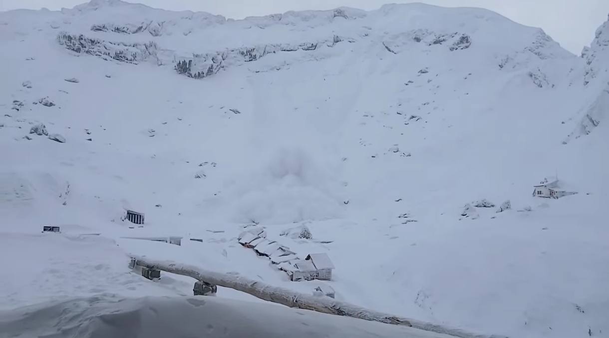 VIDEO spectaculos: Avalanşă de mari dimensiuni în Munţii Făgăraş, declanșată de doi schiori