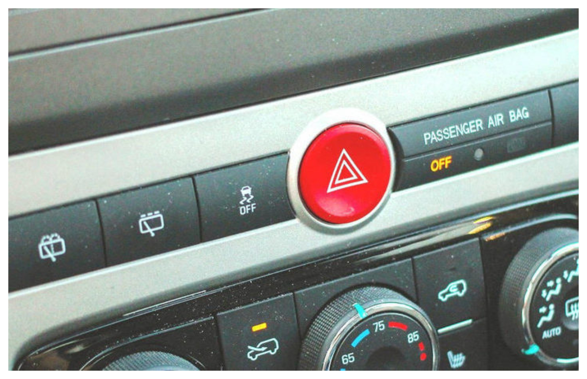 COD RUTIER 2026. Când se folosesc luminile de avarie în trafic și ce amenzi riscă cei care le folosesc aiurea