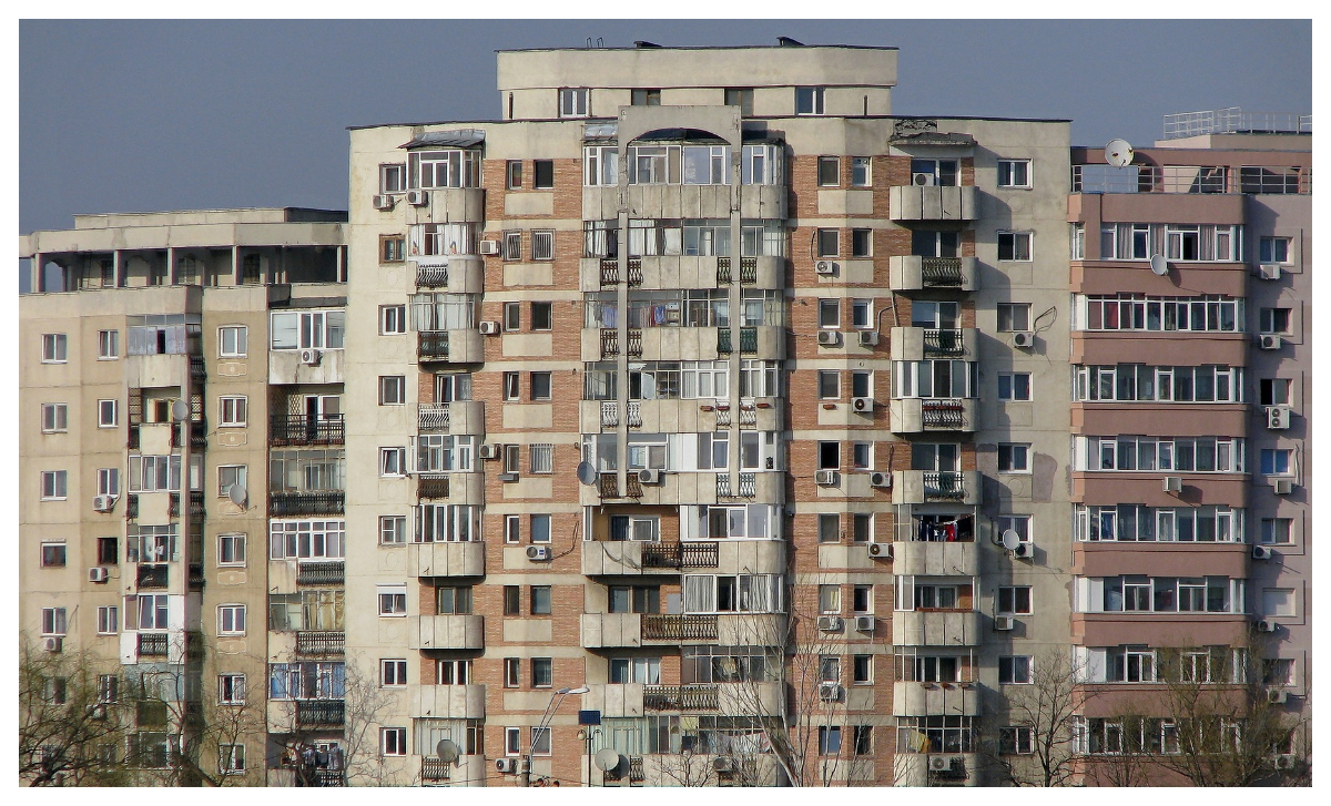 Reguli noi pentru românii care locuiesc la bloc. Ce riscă în 2026 dacă dărâmă un perete sau montează o nouă cabină de duș