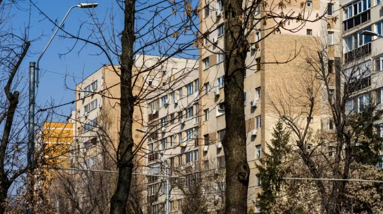 Viața la bloc în 2026. Regula care îți poate scoate 2.000 de lei din buzunar. Nu ai voie să o încalci nici măcar în fața ușii tale!
