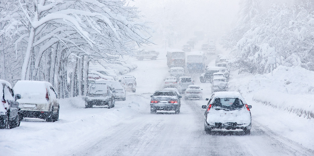 Prima iarnă adevărată a unui livrator din Bangladesh, în București: „Șoselele sunt foarte periculoase şi alunecoase”