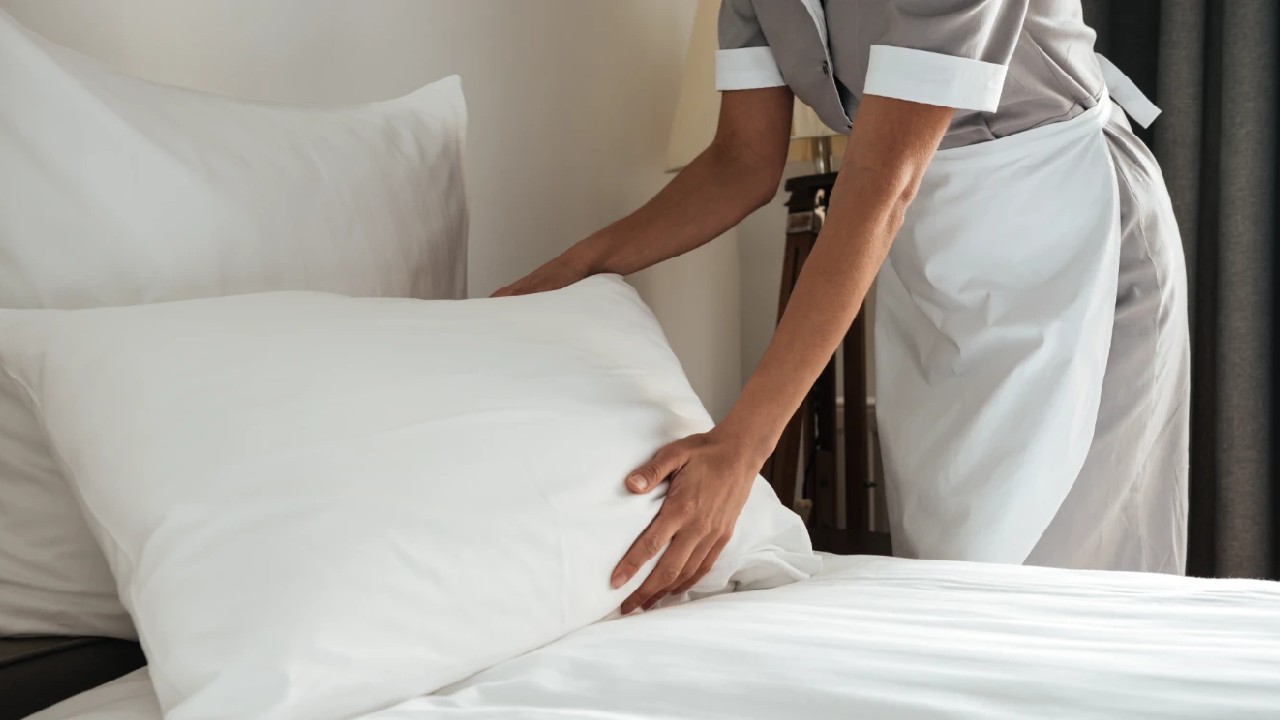 Cât se câștigă în hotelurile din România. Salariile lunare pentru cameriste, recepționeri și manageri