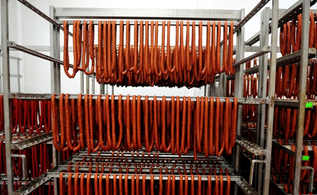 Unul dintre cei mai mari producători de cârnați își închide fabrica. Produsele lor nu vor mai fi pe piață