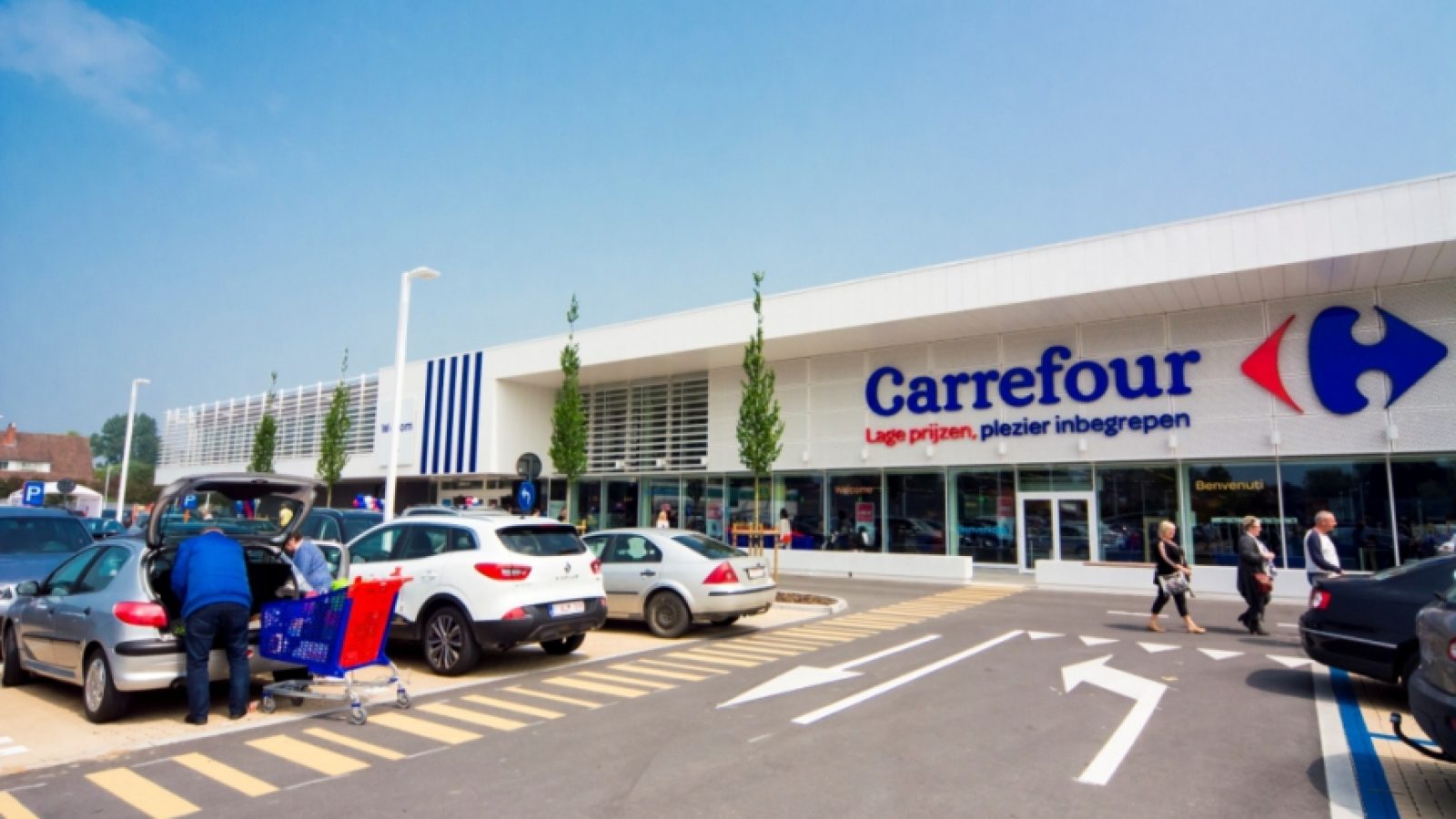 Carrefour a deschis magazinele și duminica, iar angajații primesc bonus de 50% pentru a veni la muncă. Ce a dus la decizia gigantului francez