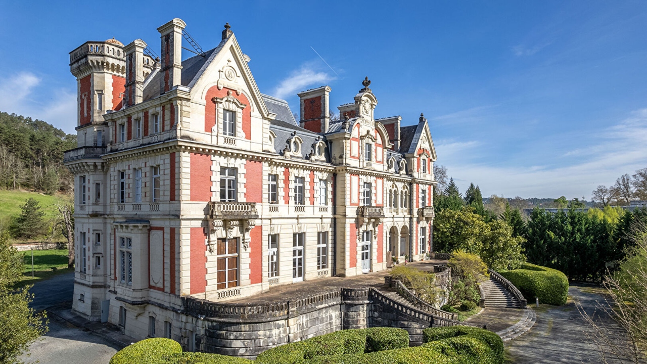 Să locuiești într-un castel în Franța a ajuns mai ieftin decât să locuiești într-un apartament cu două camere în Ferentari. Cât costă un duplex într-un castel istoric