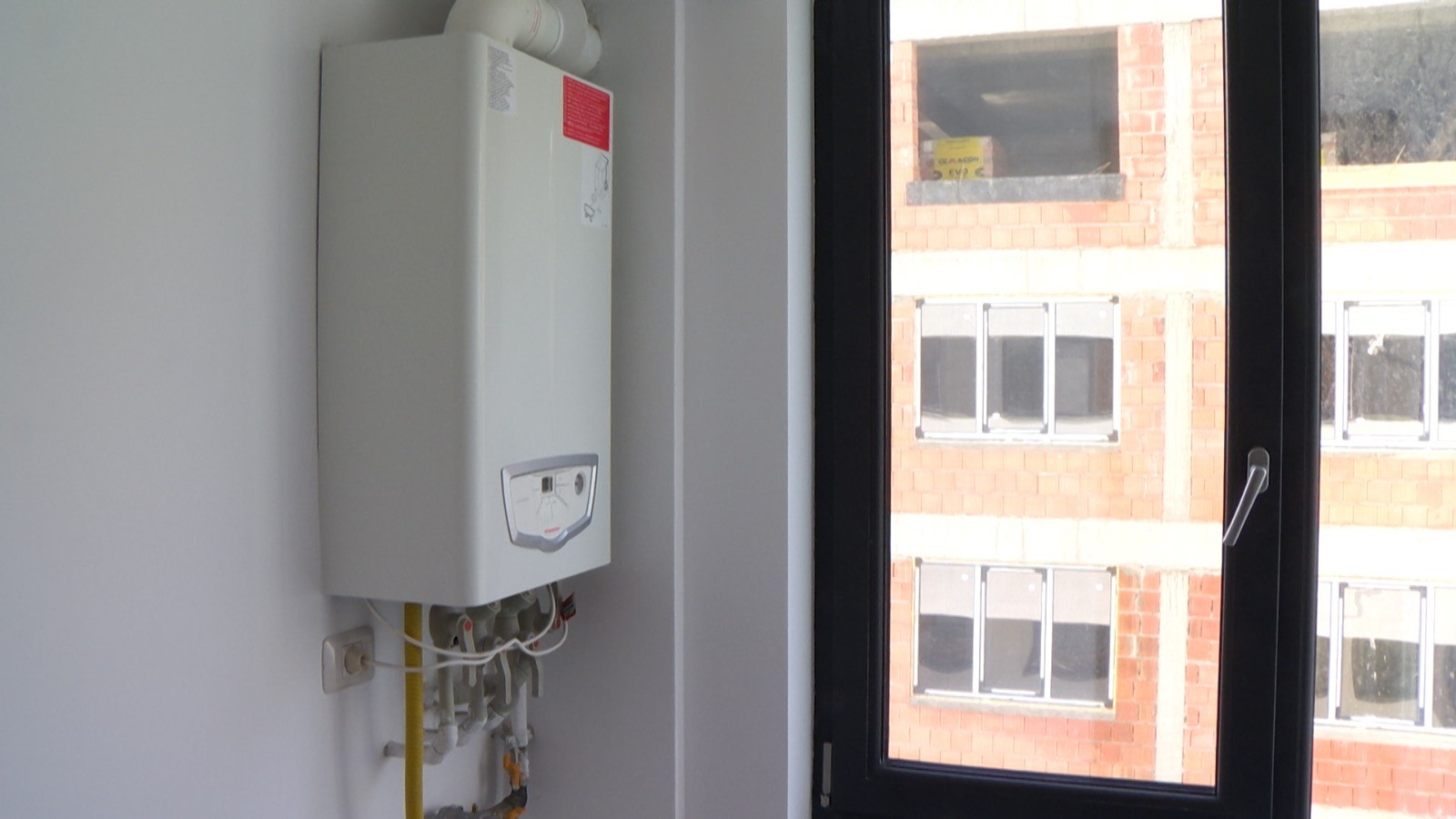 Veşti bune pentru românii care au centrale pe gaz. Până în ce an pot fi utilizate în blocurile noi