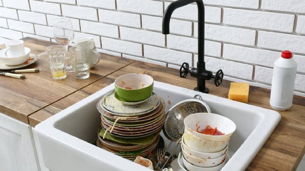 Lichidele pe care nu ar trebui să le arunci NICIODATĂ în chiuvetă. Acest obicei poate duce la blocaje costisitoare