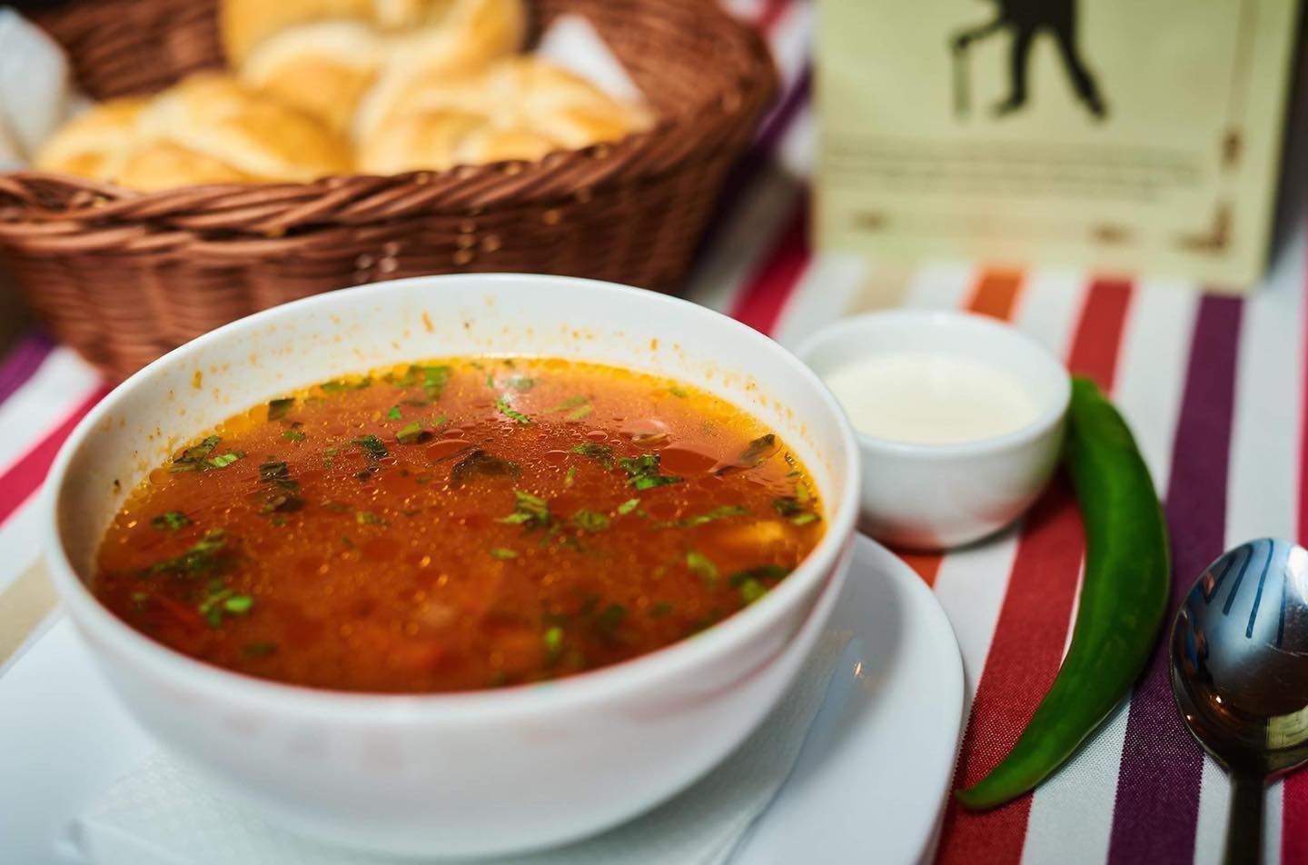 Cum și când se consumă felul doi și care este cel mai nesănătos. Majoritatea românilor îl mănâncă zilnic, după ciorbă