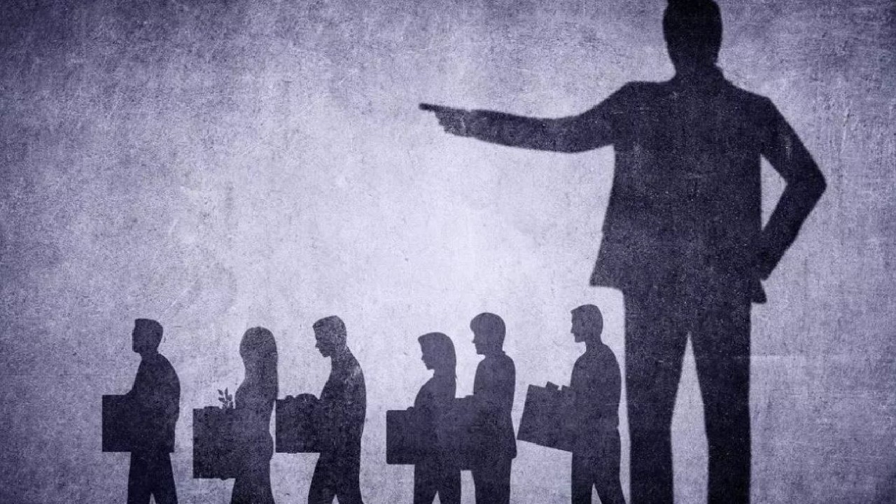 70 de angajați ai unei companii au fost concediați chiar de Revelion, prin apel video: „Un act de aroganță inacceptabil și o încălcare gravă a demintății muncii”