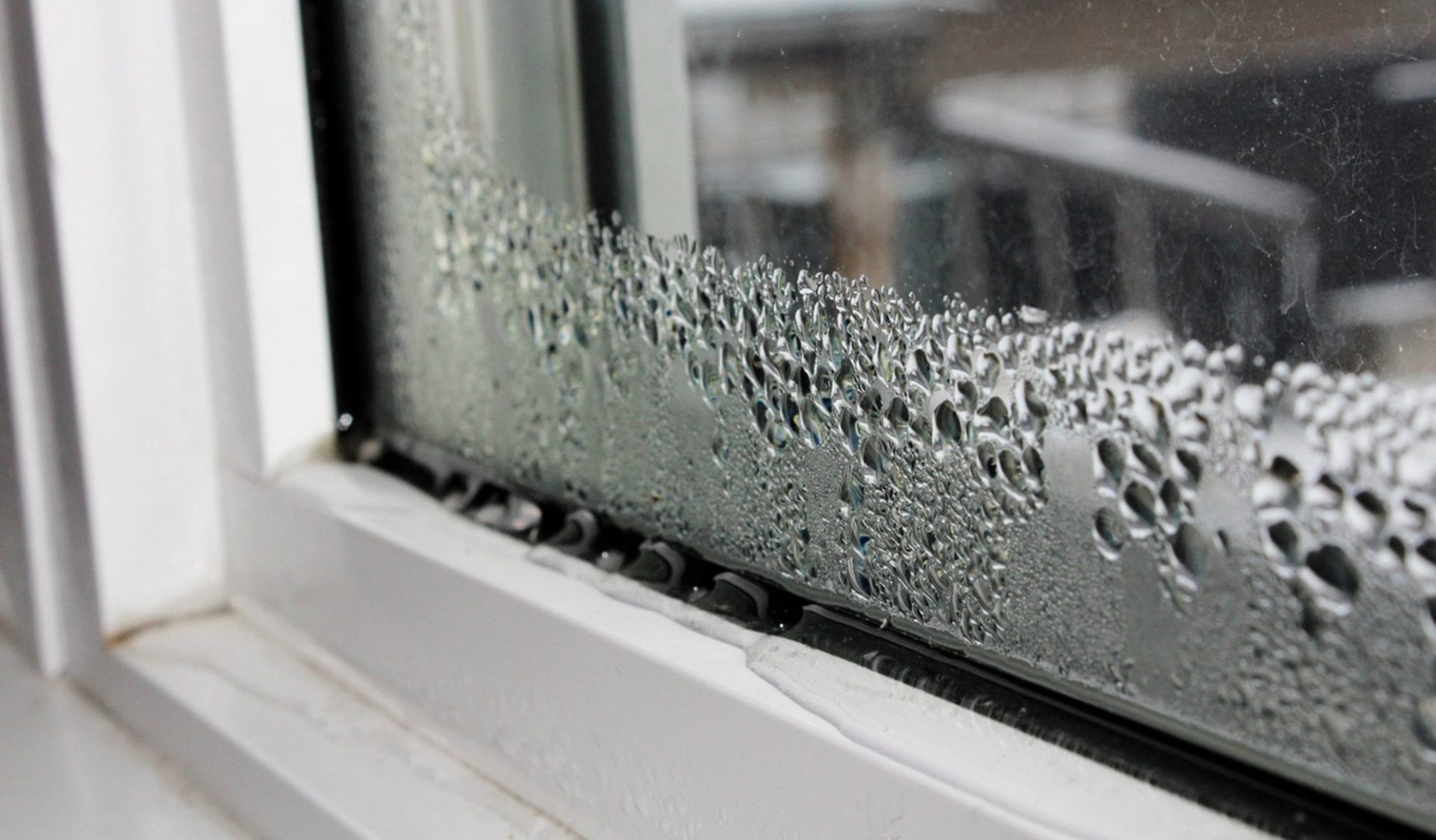 Trucul banal care te scapă de condensul de pe geamuri. Dimineaţa le ai uscate!