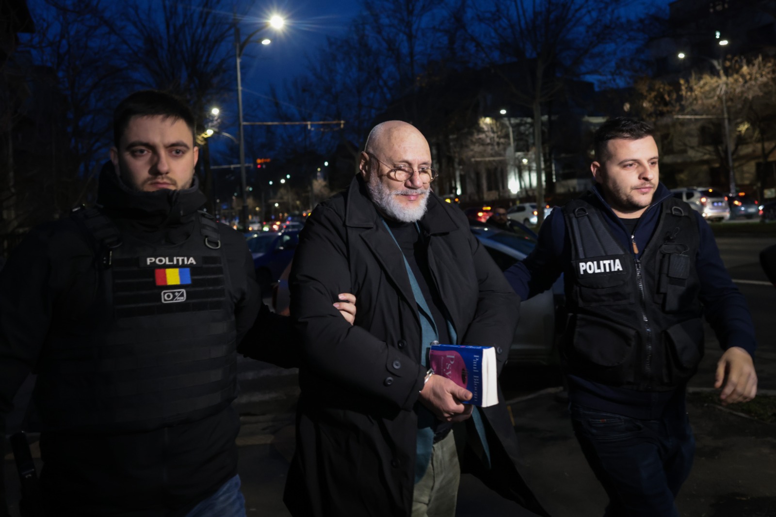 Primele imagini cu Cristian Andrei în cătușe. Falsul psiholog, adus la audieri la Secția 1 de Poliție din Capitală. Ce ținea în mână, flancat de polițiști și asaltat de jurnaliști VIDEO