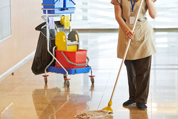 Cât câștigă cu adevărat o femeie de serviciu la școală în 2026