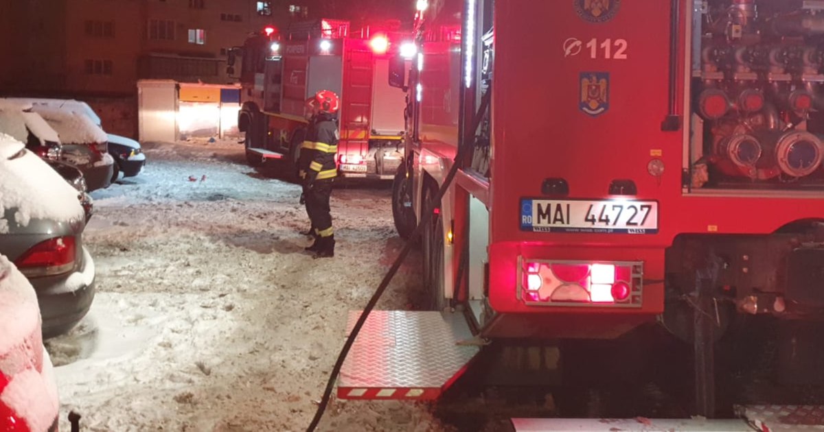 Explozie urmată de incendiu la un bloc din Zalău. Plan Roșu de Intervenție activat, 18 persoane evacuate