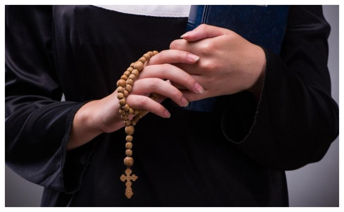 Falsă măicuță care se dădea drept clarvăzătoare, condamnată după ce a luat aproape 90 de mii de euro de la o femeie căreia îi promisese că îi rezolvă problemele în căsnicie