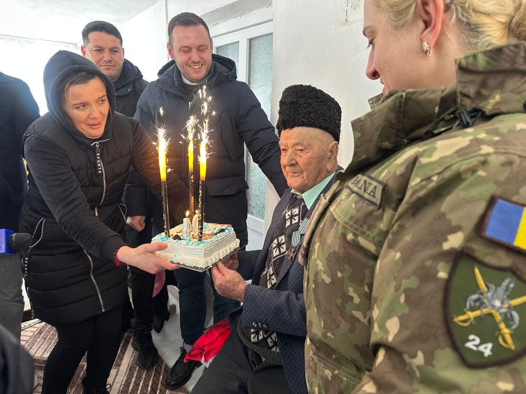 Florea Pasăre, veteranul de război care a împlinit 104 ani, vorbește despre chinurile la care a fost supus de ruși în Siberia: ”Era tunel și șobolani, nu puteai sta nici în picioare, nici jos, te ciugulea de picioare”