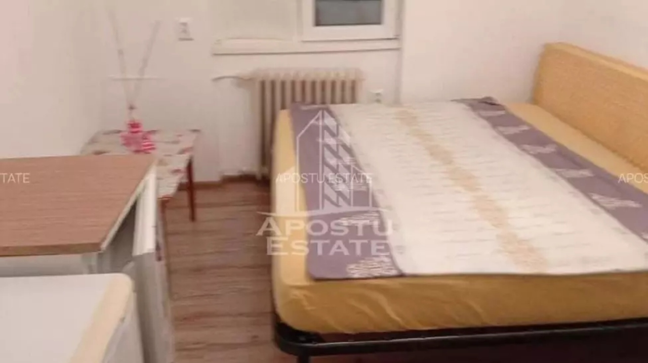 Cât costă cea mai ieftină garsonieră dintr-un mare oraș al României. Are chiriaș inclus, baie la comun și ”generosul” spațiu de 12 metri pătrați