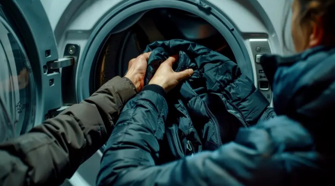 Cum poți spăla corect geaca cu puf, fără să îi strici țesătura. Trebuie să respecți câteva reguli simple