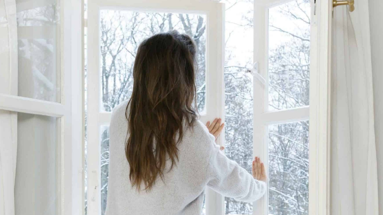 Sfaturile experților pentru aerisirea locuinței. Motivele pentru care nu ar trebui să deschizi ferestrele dimineața pe timp de iarnă