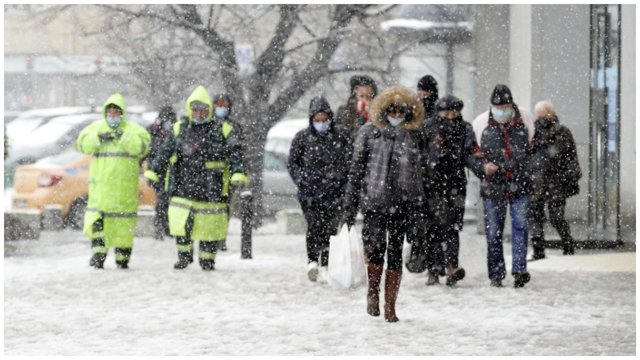 Gerul a pus stăpânire pe România. Prognoza ANM actualizată până în februarie. „Lasă acasă pantofii pentru vreme bună… pe gheaţă nu contează stilul!”, mesajul autorităților pentru români