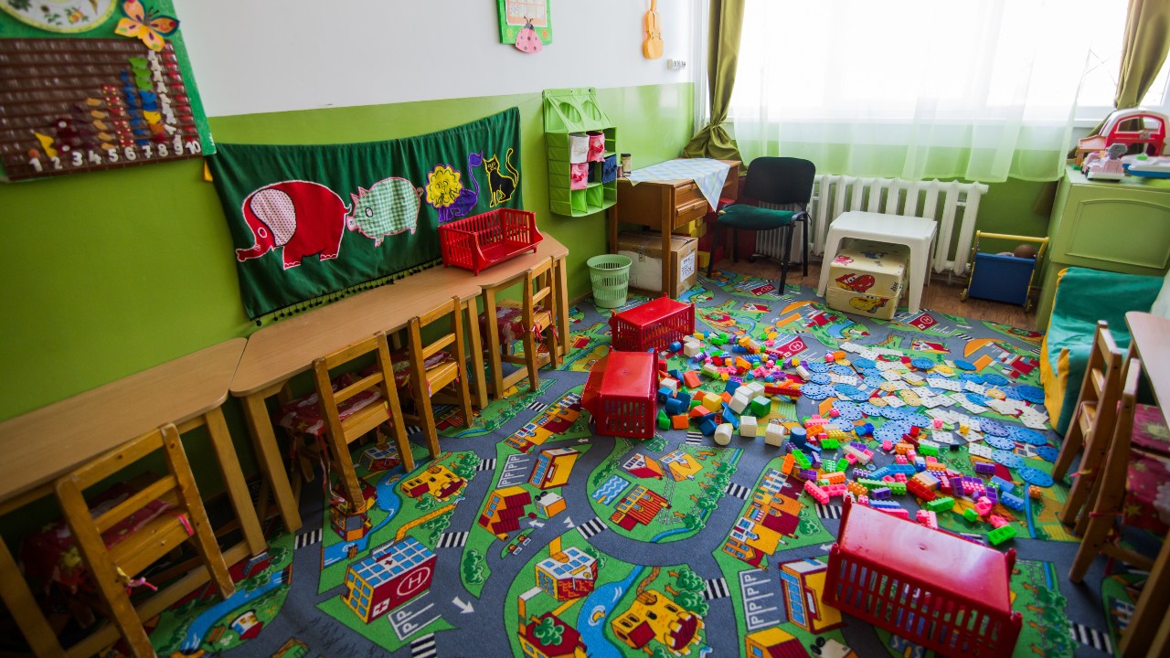 Câți bani trebuie să scoți lunar din buzunar dacă vrei să îți duci copilul la o grădiniță privată în 2026. Tarifele diferă de la un județ la altul