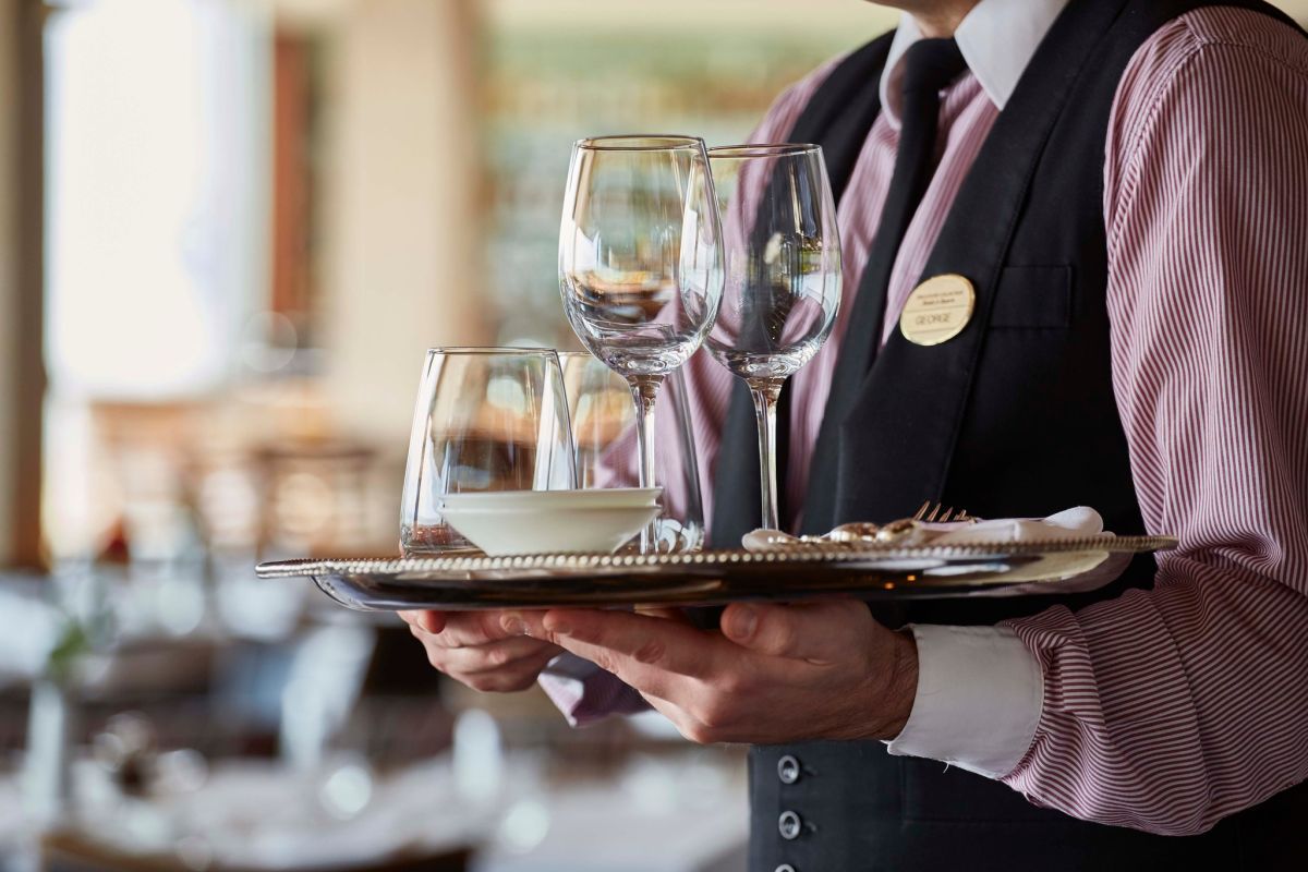 Grecia scoate la concurs mii de locuri de muncă pentru sezonul estival. Românii interesaţi se pot angaja inclusiv în hoteluri de 5 stele. Care sunt condiţiile şi cât se poate câştiga