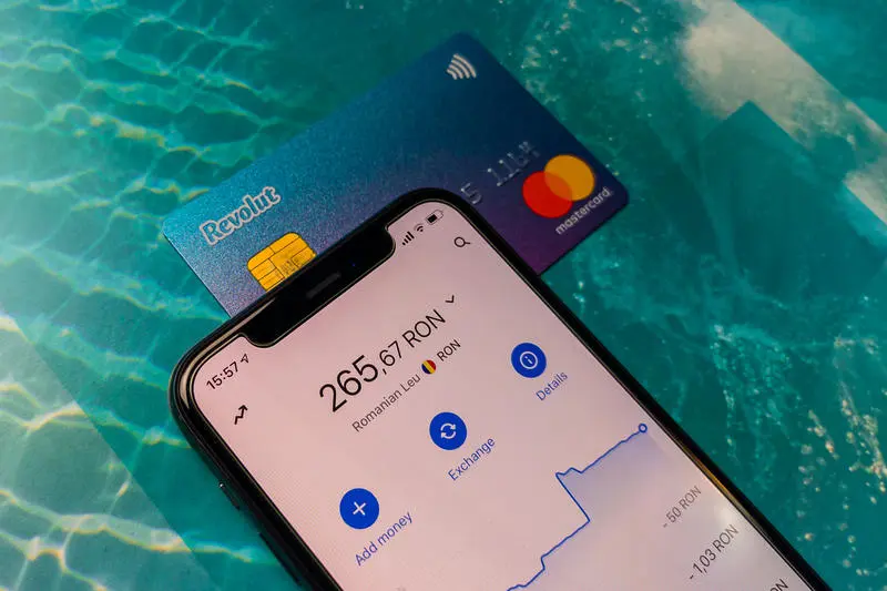 Revolut îți dă bani! Care sunt condițiile pentru a beneficia de abonamente gratuite și limite mai mare de retragere