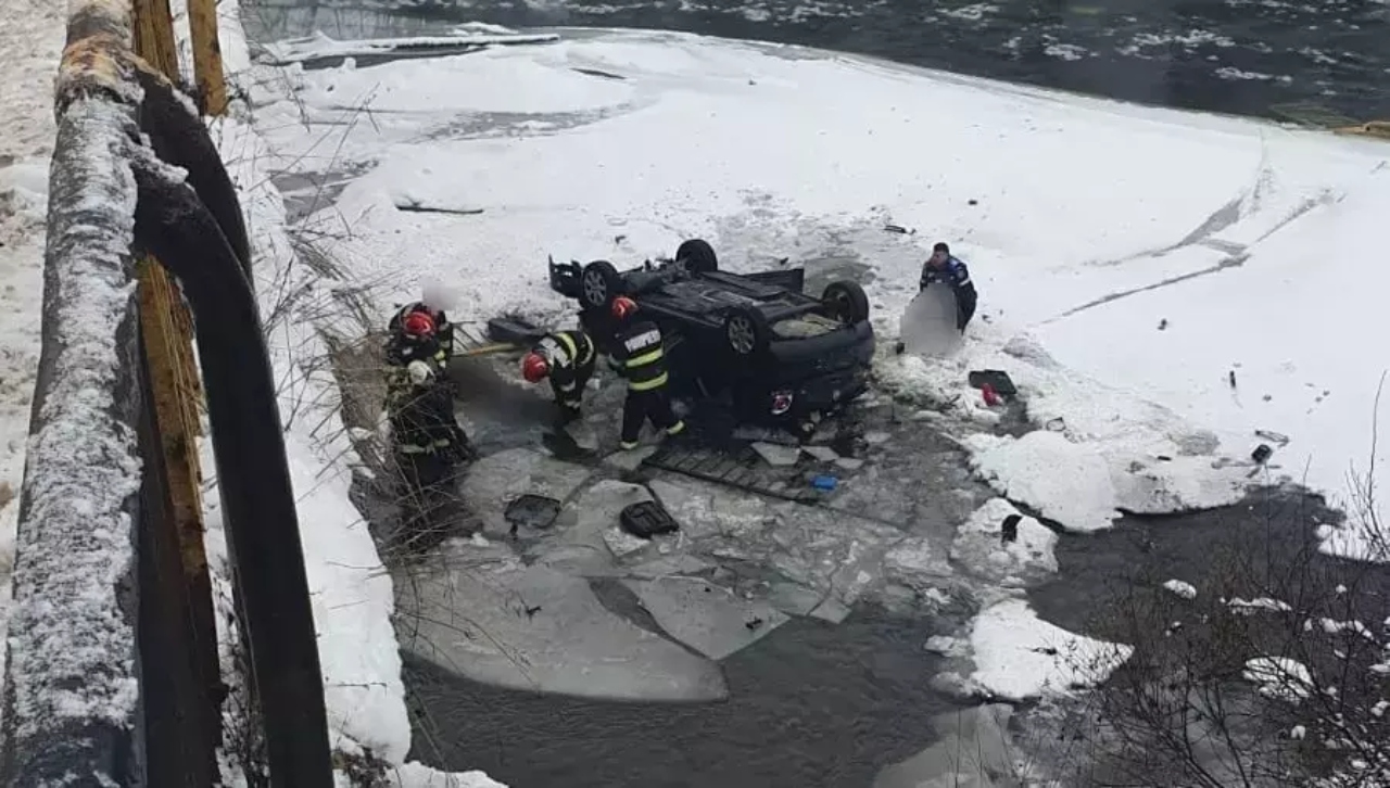 Accident rutier grav în județul Suceava! O mașină în care se aflau șase persoane, printre care patru copii, a căzut în râul Bistrița!