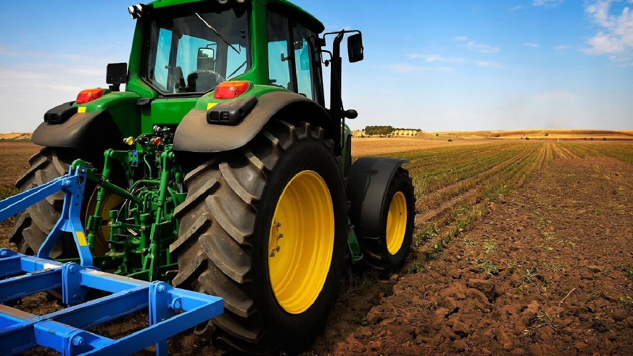 Impozitele pe terenurile agricole au explodat. Fermierii se mobilizează pentru procese colective după noile reguli fiscale