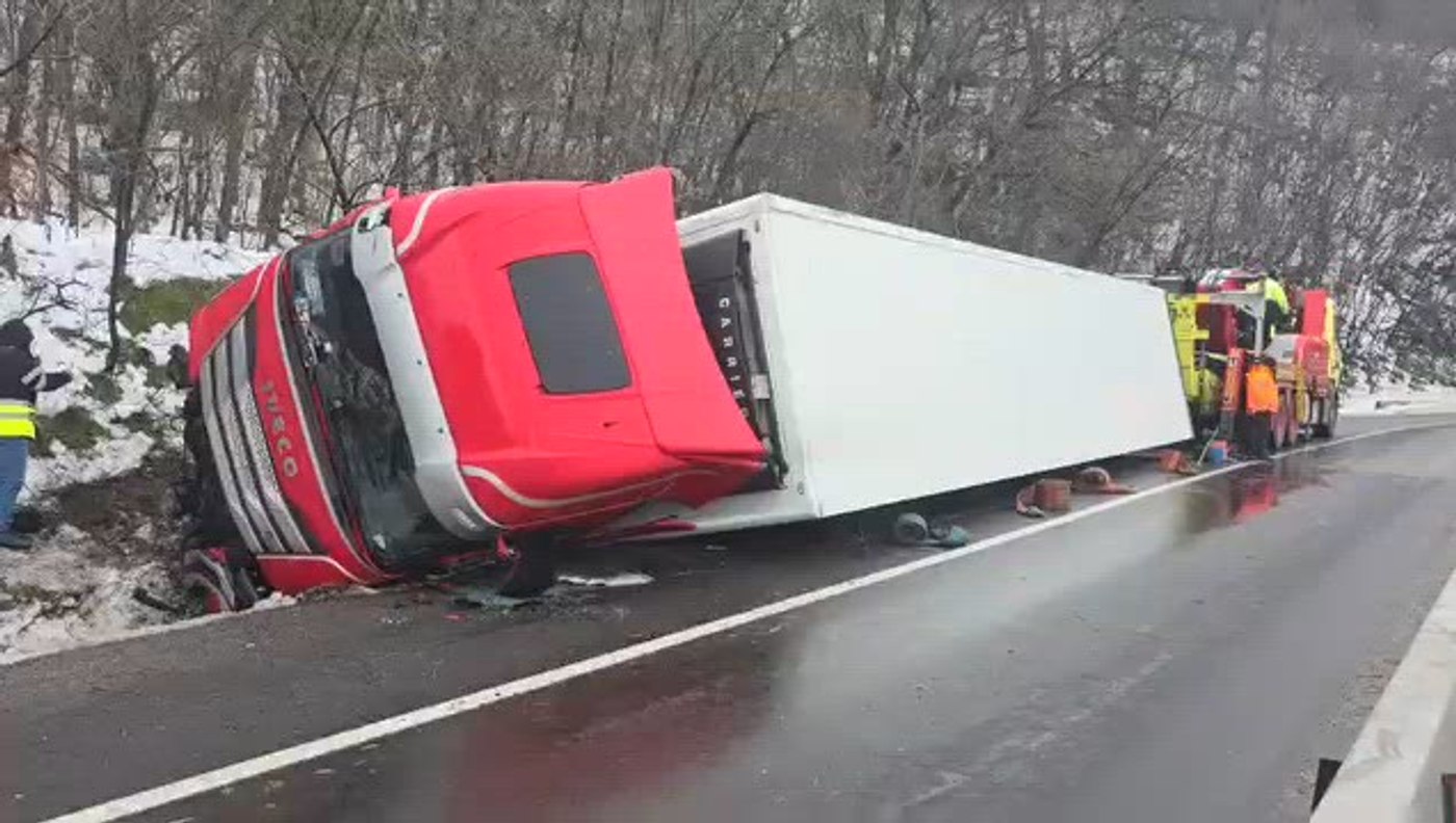 Un TIR cu lămâi s-a răsturnat în Mehedinți, iar localnicii au venit să fure. Val de accidente din cauza ninsorilor în România