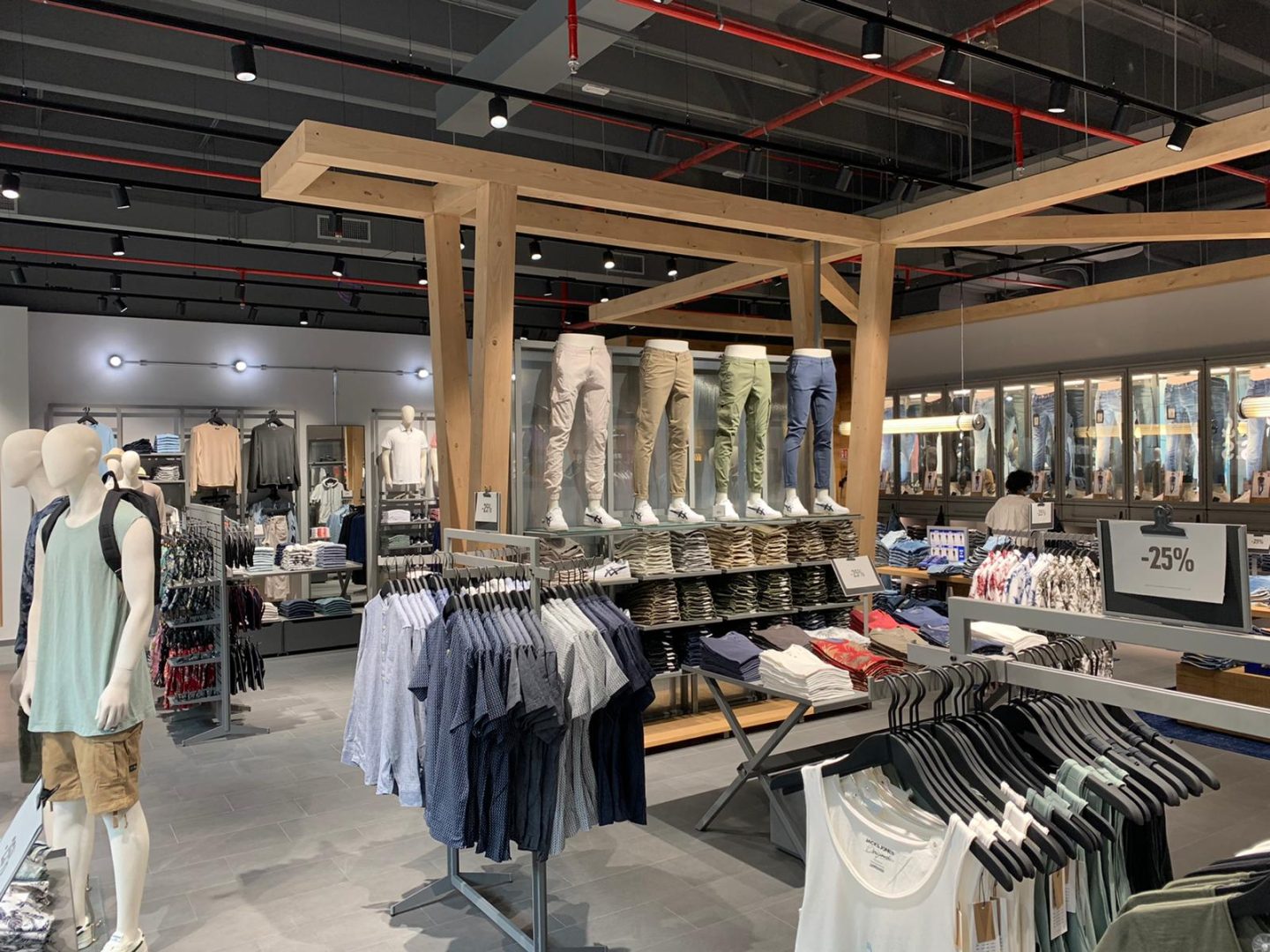 Brand gigant de haine recrutează pentru primul magazin din România, care va fi deschis la Sibiu