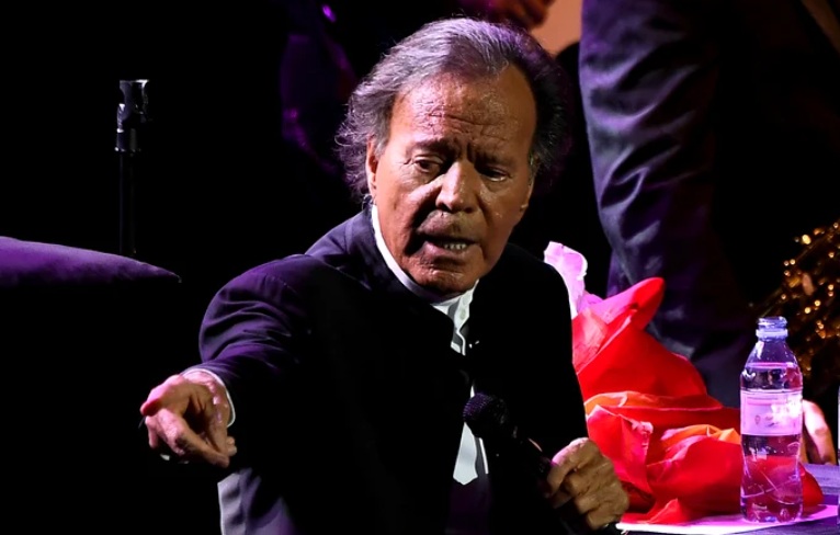 Prima reacție a lui Julio Iglesias, după acuzațiile de agresiunie sexuală. Artistul este conștient de gravitatea sitiuației