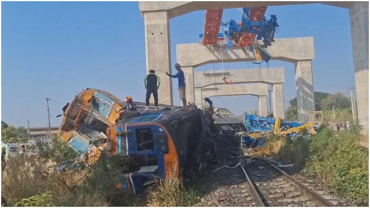 O macara s-a prăbușit peste un tren în Thailanda. Cel puţin 22 persoane au murit şi peste 30 au fost rănite